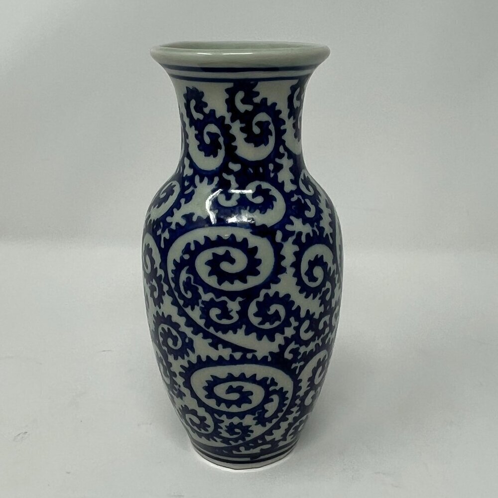 Japanese Tako Karakusa vase vintage blue white octopus vine small